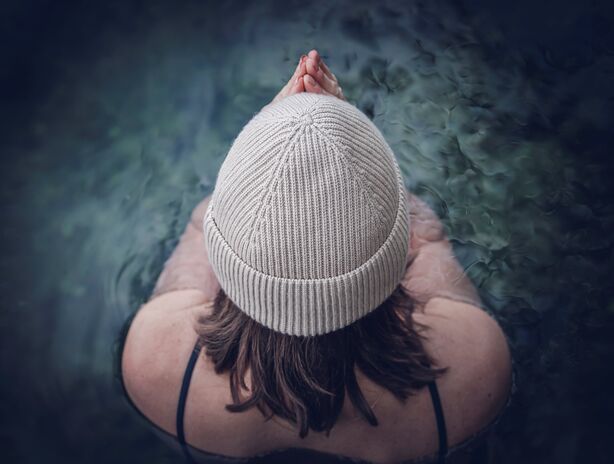 Retreat-Leiterin im Wasser