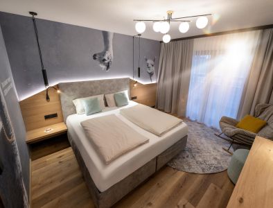 Bett mit lustiger Alpaka-Tapete