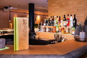 Blick auf den Tresen der Hotelbar