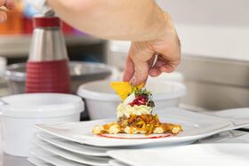 Anrichten eines Gerichts in der Küche