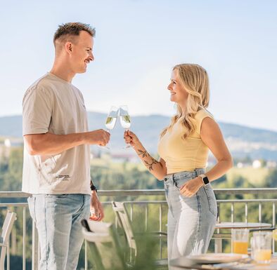 Paar trinkt Sekt auf der Terrasse