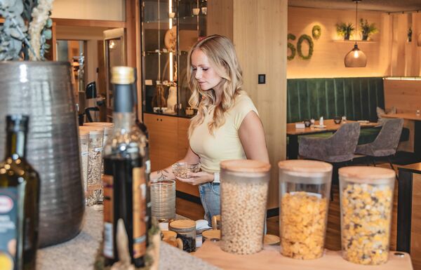 Dame bedient sich am Büffet