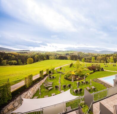 Atemberaubender Panoramaausblick von einem Balkon aus übers Donautal