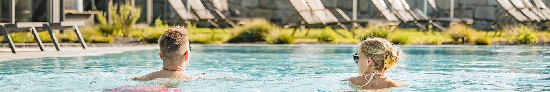 Paar schwimmt im Pool