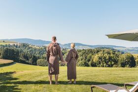 Paar im Bademantel genießt den Ausblick