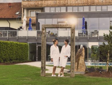 Neuer Wellnessgarten mit Ausblick im Wellnesshotel im Bayerischen Wald