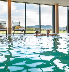 Schwimmen im Hallenbad im Wellnesshotel im Bayerischen Wald Schwimmen im Hallenbad im Wellnesshotel im Bayerischen Wald