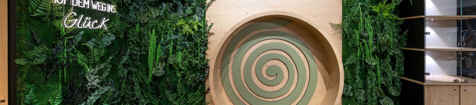 Beliebter Fotopoint mit einer Bank in einem Holzkreis