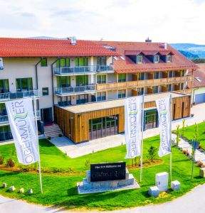 Außenansicht Wellnesshotel Obermüller Außenansicht Wellnesshotel Obermüller mit wehenden Fahnen davor