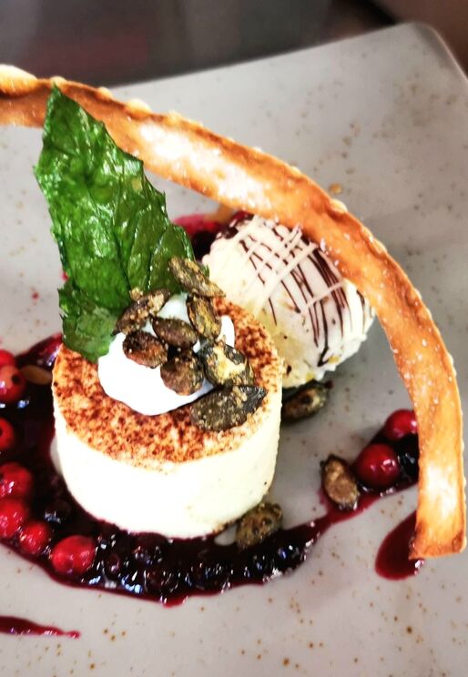 Genussvolle Dessertvariation mit Törtchen, Ragout und Eiskugel