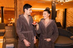 Paar entspannt im Ruheraum vor Kamin