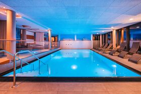 Hallenbad mit Liegen