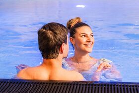 Paar schwimmt im Pool