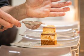 Leckeres Dessert wird in der Küche angerichtet