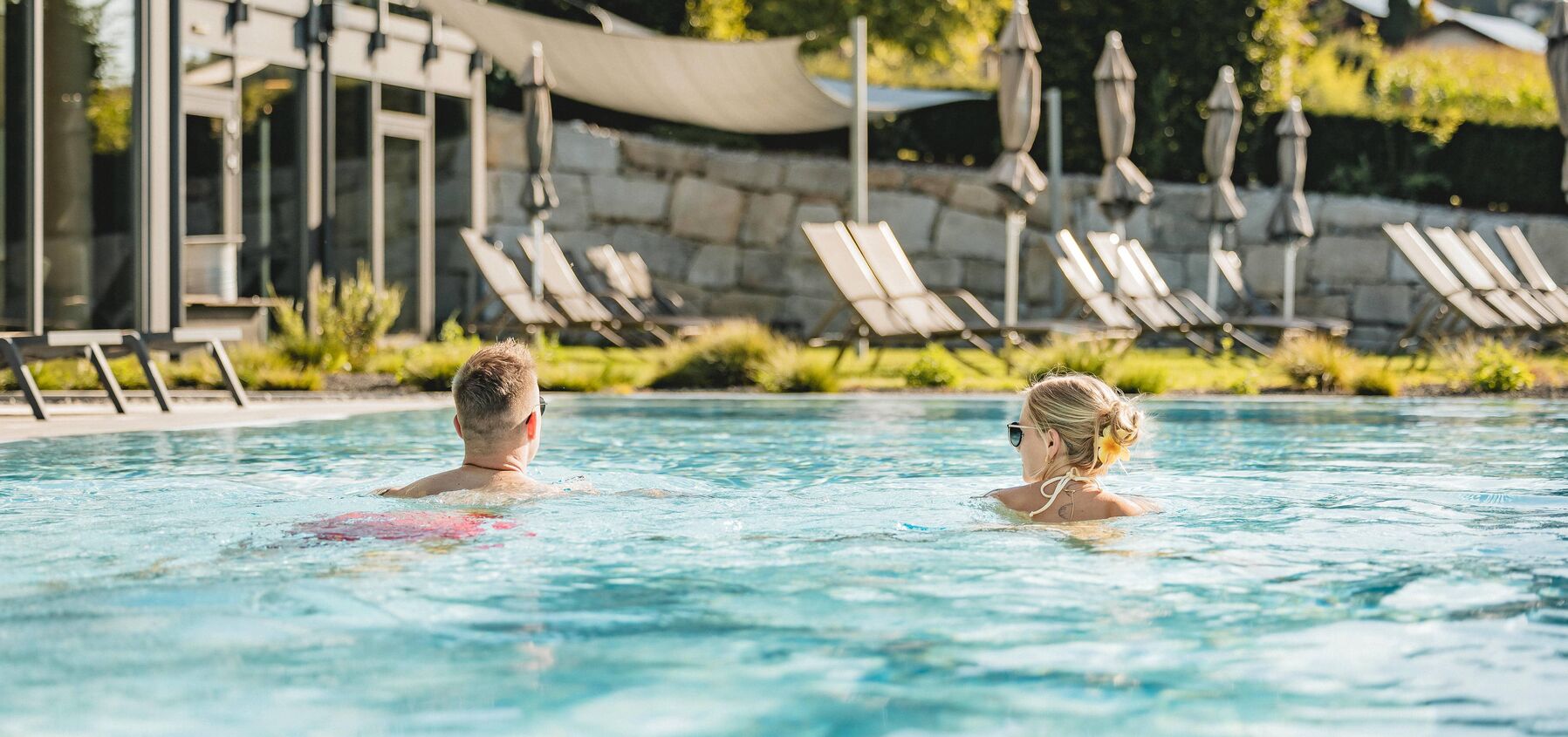 Paar schwimmt im Pool
