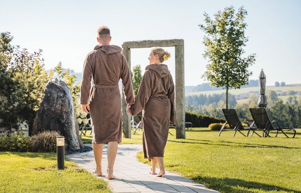 Paar im Bademantel im Wellnessgarten
