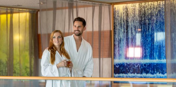 Paar im Wellnessbereich