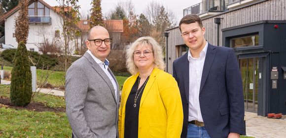 Wolfgang, Michaela und Wolfgang Obermüller vorm Hotel