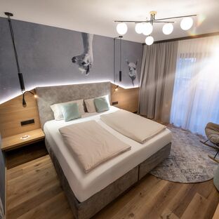 Bett mit lustiger Alpaka-Tapete