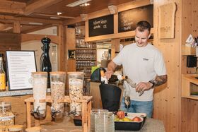 Herr bedient sich am Büffet