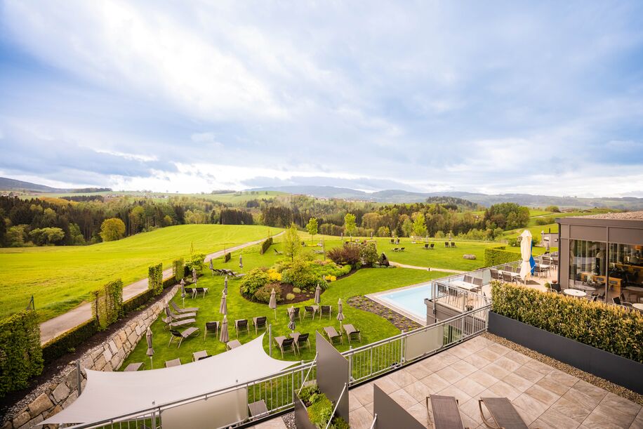 Atemberaubender Panoramaausblick von einem Balkon aus übers Donautal