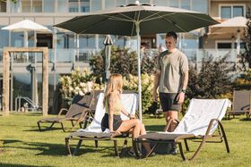 Paar auf den Liegen im Wellnessgarten