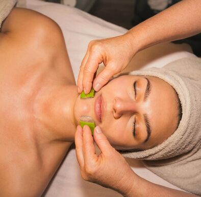 Dame bei Gesichtsanwendung