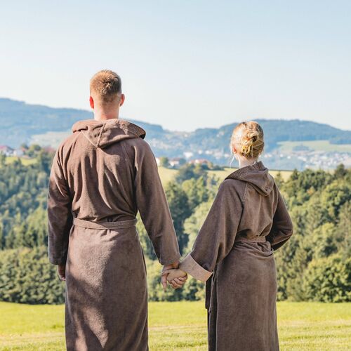 Paar genießt den Ausblick im Wellnessgarten