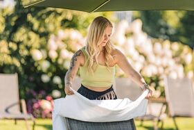 Dame im Wellnessgarten