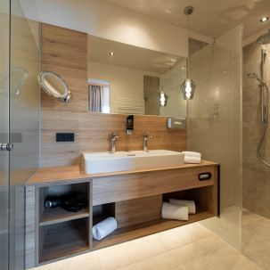 modernes, großes Badezimmer