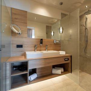 Neues, modernes Badezimmer in Suite mit Doppelwaschtisch und große Dusche