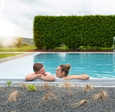 Relaxen am Außenpool im Wellnesshotel im Bayerischen Wald