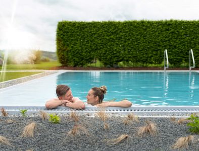 Relaxen am Außenpool im Wellnesshotel im Bayerischen Wald
