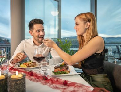 Paar beim Abendessen im Wintergarten