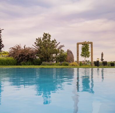Blick auf die Wasseroberfläche des Außenpools