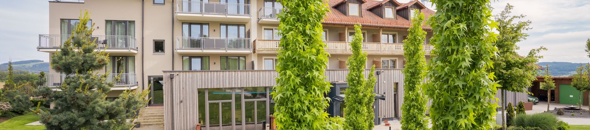 Hoteleingang mit Weg und Baumbepflanzung