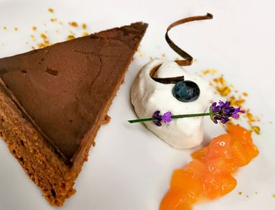 Sacherschnitte mit Orangenragout und Sahne