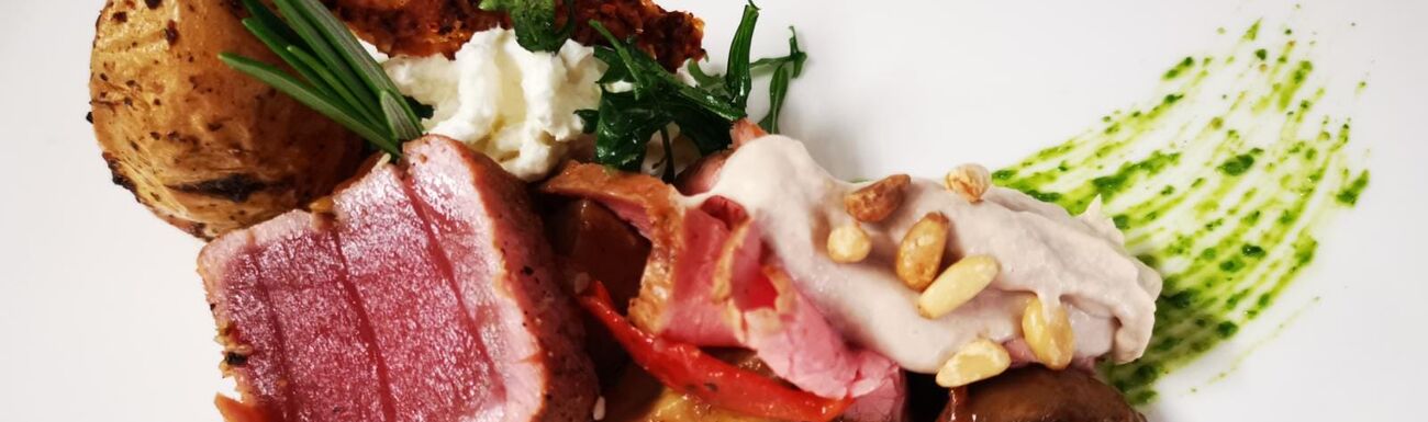 Kunstvoll garnierte Vorspeisenvariation