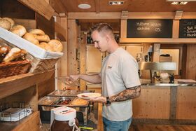 Herr bedient sich am Büffet