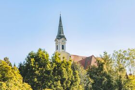 Dorfidylle mit Kirchenturm