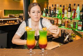 Barkeeperin bereitet Cocktails zu