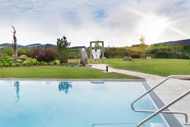 Außenpool und Garten
