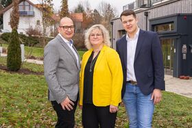 Gastgeberfamilie Obermüller vorm Hotel