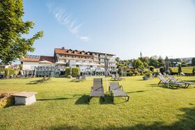 Zwei freie Liegen im Wellnessbereich