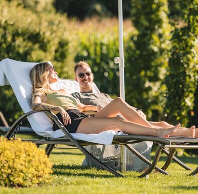 Paar entspannt im Wellnessgarten