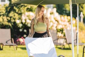 Dame im Wellnessgarten