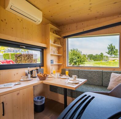 Sitzgruppe im gemütlichen Tinymobil