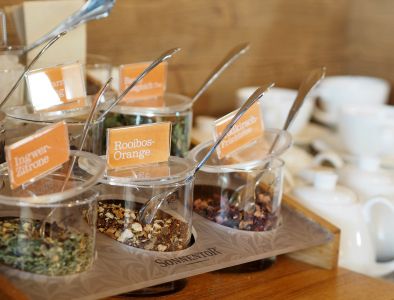 Teeauswahl von losem Tee am Frühstücksbüffet