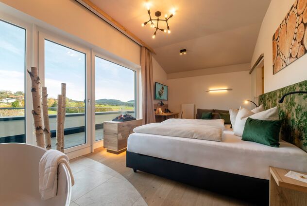 Tolle Suite im Wellnesshotel im Bayerischen Wald mit Boxspringbett, freistehender Badewanne und Elektro-Kamin