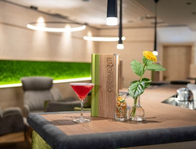 Hotelbar mit roten Cosmopolitan-Cocktail